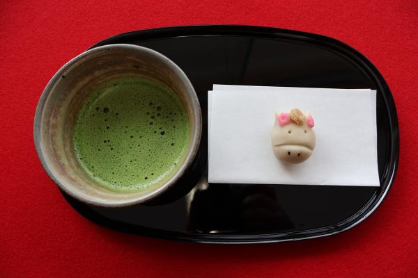 橘曙覧記念文学館共同企画　愛宕坂でお茶しましょ♪菓銘「すべて馬（うま）くいく」