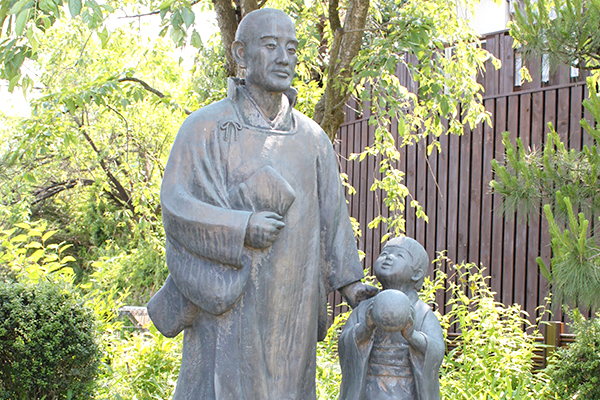 橘曙覧親子像〔庭園内〕